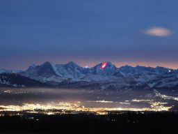 ...hoch über der Stadt Thun gratuliert Hofstetter zum 100. Geburtstag der...